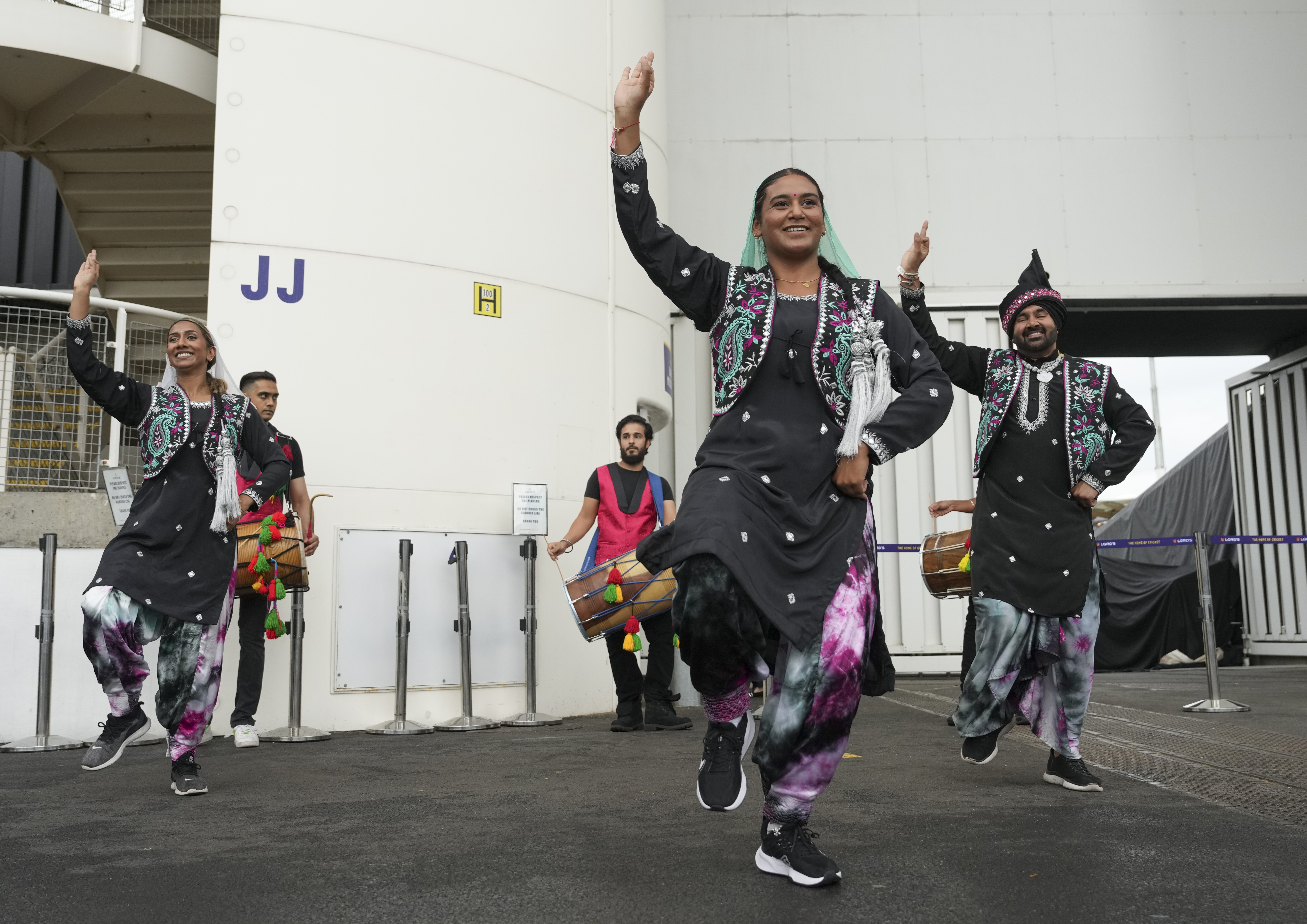 indian dancers
